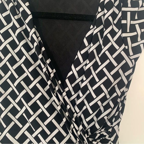 White House Black Market Faux Wrap Geometric Print Midi Dress size 2 - Picture 4 of 10